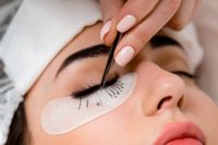 extensiones-pestanas-salon-belleza-entrenamiento-marcaje_88340-296-1