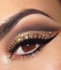 20-ideas-de-maquillaje-para-destacar-ojos-marrones-dorado-con-purpurina_757f35632f44d290666e3f23e3d4c7e574ce63e8