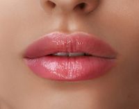 maquillaje-permanente-sus-labios_99689-102